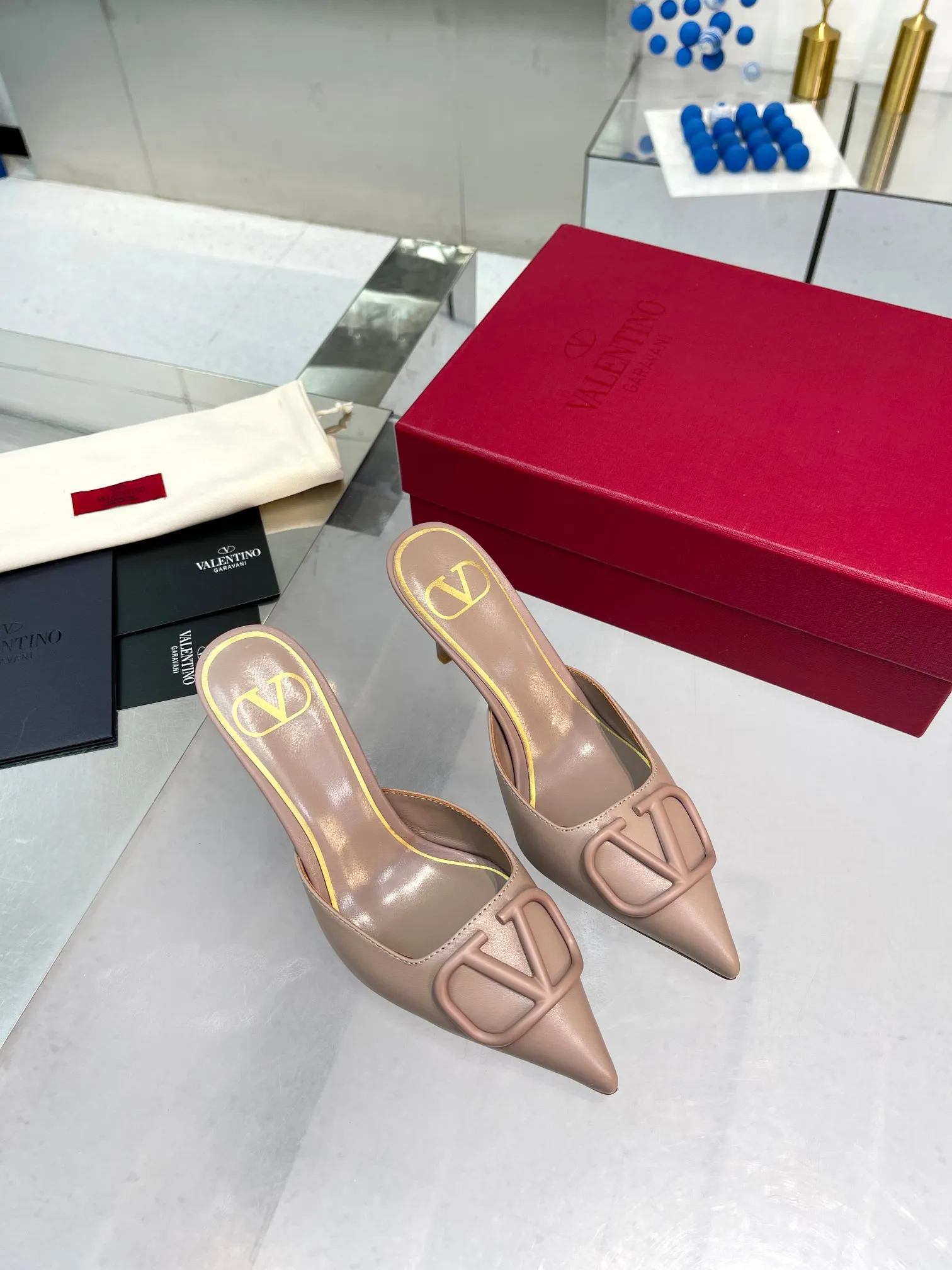👟👟Ex-factory price 500👟👟 Valentino brand new cowhide half-drag version V-buckle classic sandals, brand new original upgrade, super comfortable on the feet, 😍 easy to put on and take off, super considerate! ✔️Imported cowhide for the uppers ✔️Mixed sheepskin for the inner lining ✔️Italian yellow cowhide outsole with clear texture and consistent with the counter ✔️Code number 35-40 (34 41 42 can be customized and non-returnable) Heel height 7.5